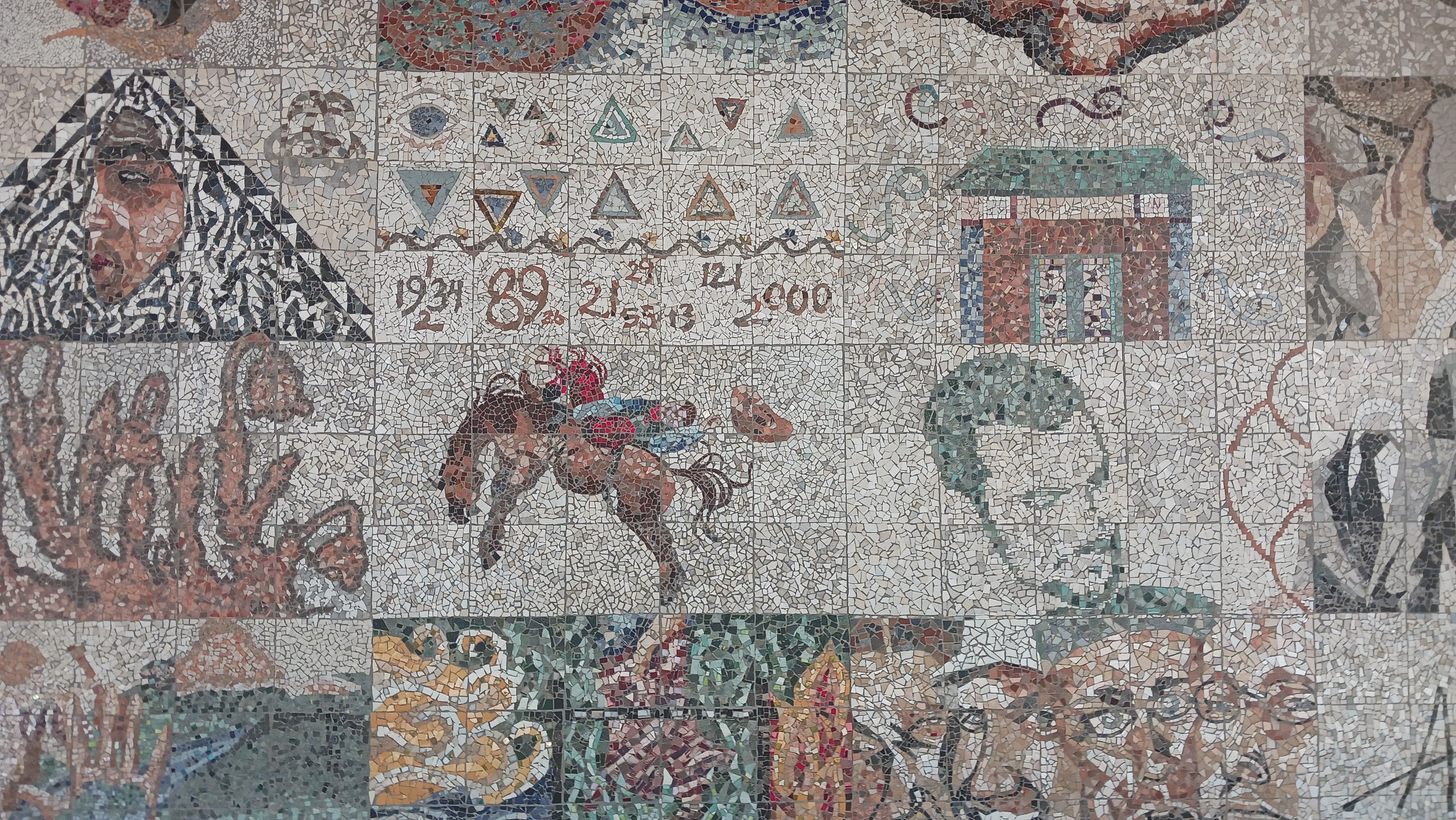 This exterior space is meant to provide aesthetic value to the school, the materials used to construct it are ceramic tiles and cement